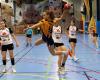 Amateurhandball (National 3 Frauen). Die Frauen von Saint-Girons HBC stehen mit dem Rücken zur Wand