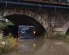 ein vom Wasser eingeschlossener Kleinbus