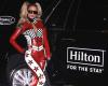 Im roten Biker-Anzug eröffnet Paris Hilton den Grand Prix von Las Vegas