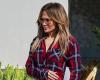 Jennifer Lopez macht eine Probefahrt mit dem Apple Picking Aesthetic in kariertem Flanell und zerrissenen Jeans