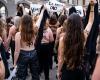 Femen-Aktivistinnen demonstrieren vor der Louvre-Pyramide