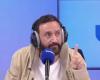 Bewegt erinnert sich Cyril Hanouna an den langen Krankenhausaufenthalt seines Vaters und die Situation, die ihn beunruhigte