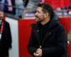 Simeone packt das Weihnachtsgeschenk aus