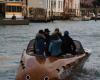 Venedig, das Wasserstrahlboot kommt in der Lagune an: Stoppen Sie die Wellenbewegung