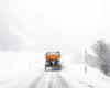 Wetter: Schnee behindert den Straßenverkehr in den Alpen