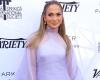 Jennifer Lopez glänzt im lila Kleid beim Palm Springs Film Festival 2025