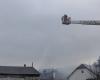 Ein heftiger Brand zerstört das Dach eines Hauses in einem kleinen Dorf in der Nähe von Lourdes