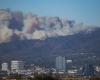 Beeindruckender Brand am Stadtrand von Los Angeles