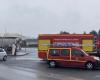 Bereich nach einer Mini-Explosion an einer Tankstelle abgesperrt, Feuerwehr und Polizei vor Ort