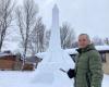 Jean-Marie Laliberté formt den Eiffelturm und seine Olympischen Ringe aus Schnee